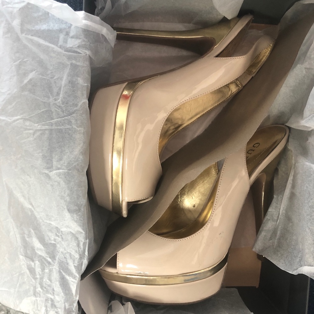GUESS 7M nude/gold lining heels